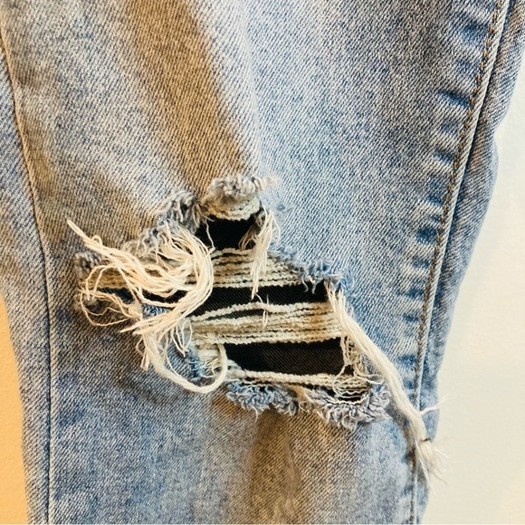 LEVI’S WEDGIE Sz 27 Wedgie Straight  Distressed Light Washed Jeans - Picture 4 of 13